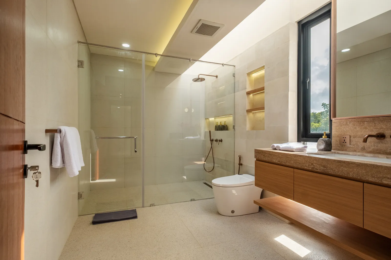 La Calma de Celine master bathroom